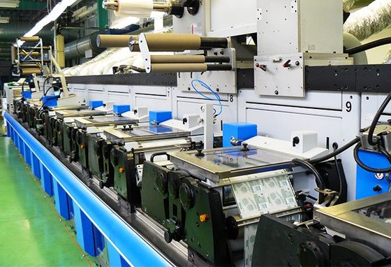 Hala maszyn fleksograficznych w zakładzie produkcyjnym